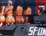 Danilo Krstanović, SFOR-ove trupe parkirane ispred reklame za sredstvo za sunčanje, 1998.